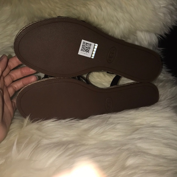 Women’s UGG LARISA  leather sandal SALE!!! - Picture 3 of 8